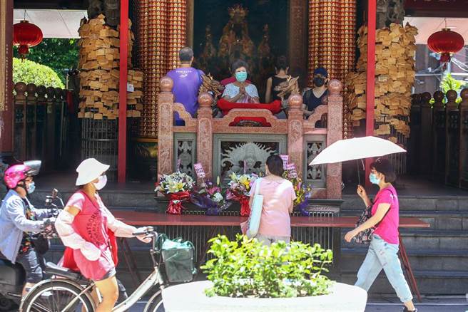 有民眾专程前往双连市场巷内的文昌宫拜拜。（图／记者邓博仁摄影）
