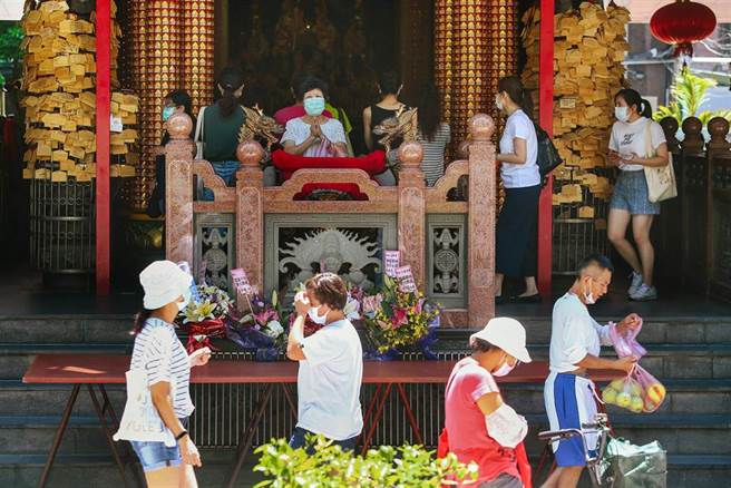 有民眾专程前往市场巷内的文昌宫拜拜，也已民眾买完菜特地停下脚步向文昌帝君祈求。（图／记者邓博仁摄影）

