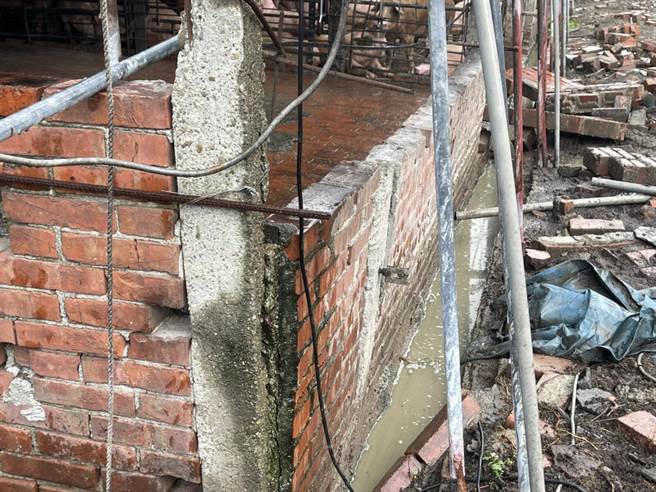 嘉義縣六腳鄉一處老舊養豬場，因圍牆倒塌出現大缺口，豬群趁著夜黑風高大逃亡。（嘉義縣家畜疾病防治所提供∕呂妍庭嘉義傳真）