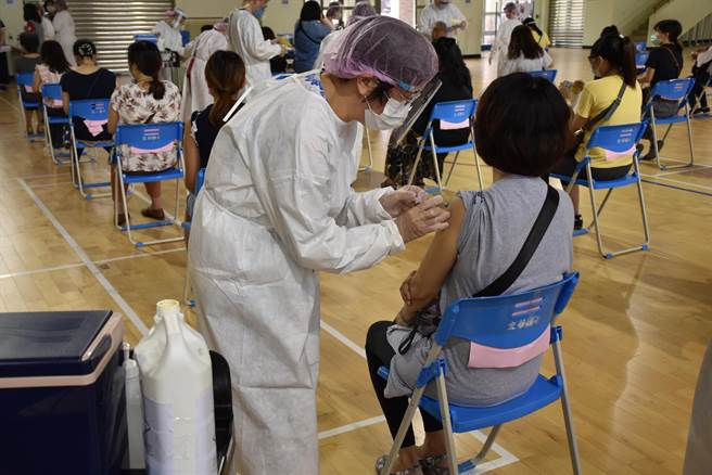 苗栗县将从26日起对届效期莫德纳疫苗加强施打速度。（谢明俊摄）