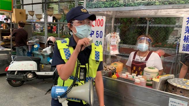 台南市警3分局安中所長曾婉甄虎吼吸毒婦人，當場查獲安非他命毒品。（讀者提供／程炳璋台南傳真）