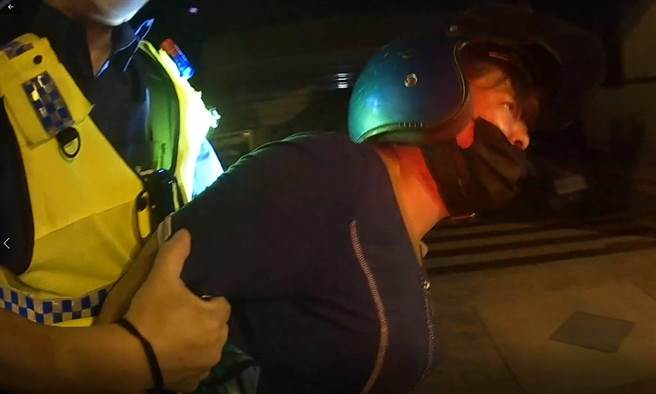 鄭姓婦人持有毒品卻意圖逃避，經女所長怒吼掉下毒品遭逮。（讀者提供／程炳璋台南傳真）