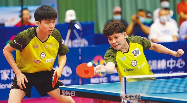 林昀儒（左）和郑怡静组成的混双组合已经顺利闯进4强。（本报资料照片／季志翔摄）