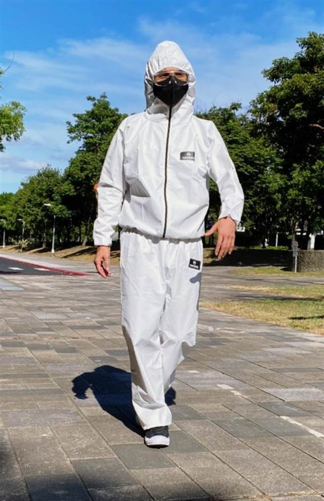王少伟防疫第一，大热天穿防护衣走路去录影。（建印娱乐提供）