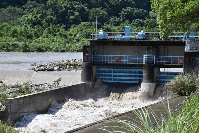 南庄连日降下大雨，造成中港溪水混浊不堪，南庄田美堰开闸泄洪。（谢明俊摄）