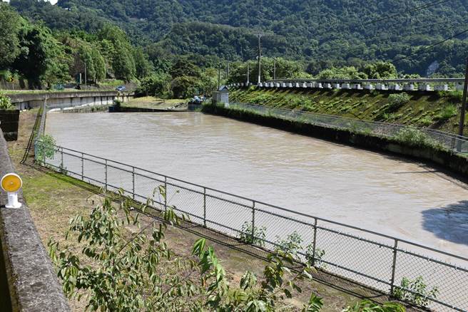 南庄连日降下大雨，造成中港溪水混浊不堪，南庄田美堰减量供水进大南埔圳。（谢明俊摄）