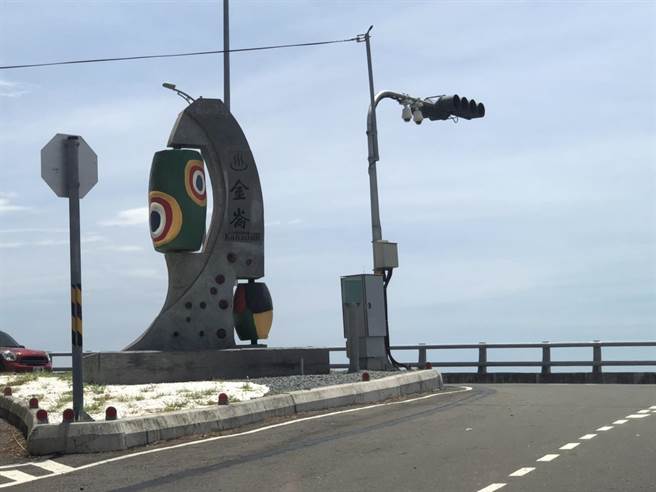 台东南迴地区吹焚风，不少人选择躲在室内吹冷气乘凉。（蔡旻妤摄）