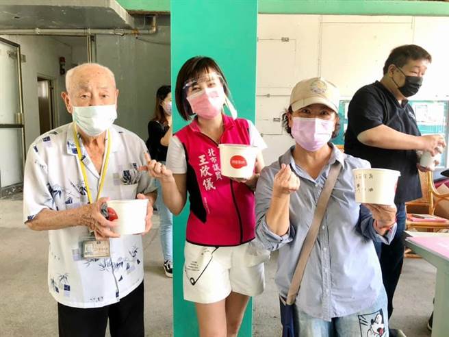 疫情爆发后，北市申请急难救助件数暴增90倍，市议员王欣仪25日建议市府应儘速推动「善心温饱关怀」计画，给予有急需帮助的市民即时关怀与协助。（台北市议员王欣仪研究室提供／张立勋台北传真）