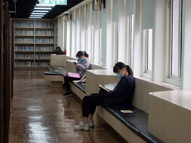 嘉义市立图书馆27日降二级以后，馆内期刊阅报区、资讯检索区、民眾自修室、视听室影片观赏区室仍不开放使用。（嘉义市政府提供∕吕妍庭嘉义传真）