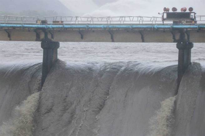 中央气象局发布大雨特报，西南风影响，易有短延时强降雨。图为24日石门水库泄洪情形。（图/读者邱俪萍提供）
