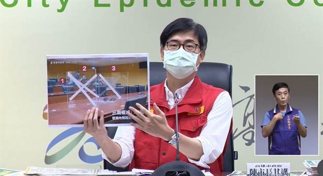 高雄市长陈其迈25日下午出席高雄市政府防疫会议会后记者会，他吁请民眾配合防疫政策。（摘自高雄一百脸书／林瑞益高雄传真）