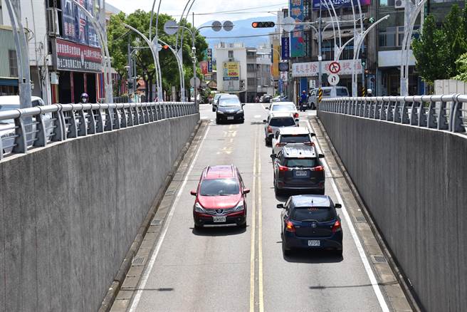 苗栗县政府将从7月26日起封闭建功车行地下道进行整修。（谢明俊摄）