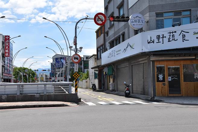 苗栗县政府将从7月26日起封闭建功车行地下道进行整修，原本禁行汽车的建功路南侧车道，将暂时开放汽车行驶。（谢明俊摄）