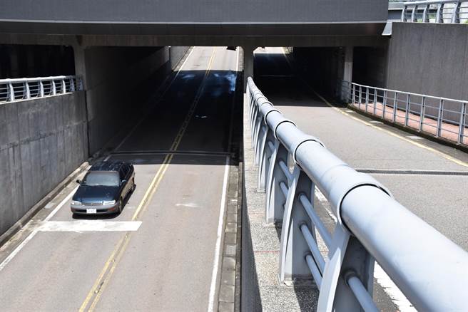 苗栗县政府将从7月26日起封闭建功车行地下道进行整修，来往汽车将由旁侧汽机车混合道行驶。（谢明俊摄）