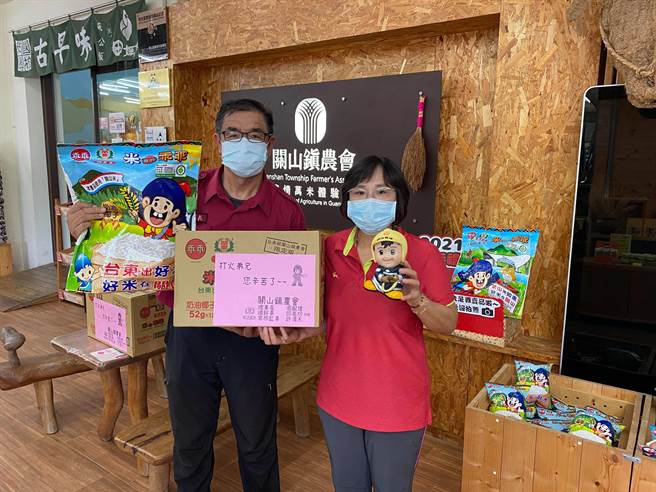 關山鎮農會贈送關山義消分隊「關山米乖乖」，除了感謝義消人員守護，也盼鎮上乖乖、平安無事。（蔡旻妤攝）