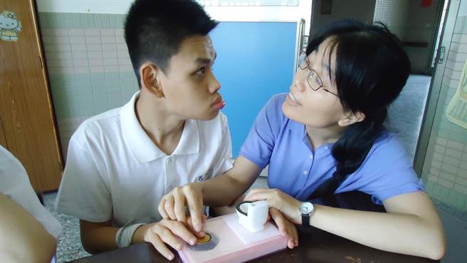 惠明盲校教師羅綉靜自製有聲觸覺輔具，讓盲生透過敏銳觸覺進而學習溝通。（惠明盲校提供／王文吉台中傳真）