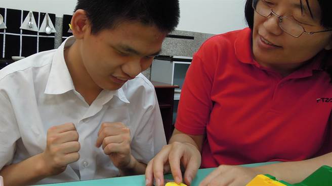 惠明盲校教師羅綉靜指導視聽雙障學生辨識符號。（惠明盲校提供／王文吉台中傳真）