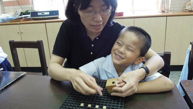 惠明盲校教師羅綉靜自製教材教具，輔助盲生學習。（惠明盲校提供／王文吉台中傳真）