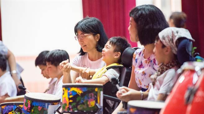 惠明盲校教師羅綉靜帶領有伴隨肢障的學生參與樂器表演。（惠明盲校提供／王文吉台中傳真）