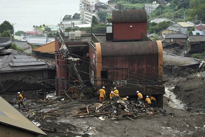日本靜岡縣熱海市伊豆山地區的大規模土石流災情，到今天已超過3週。(圖／美聯社)