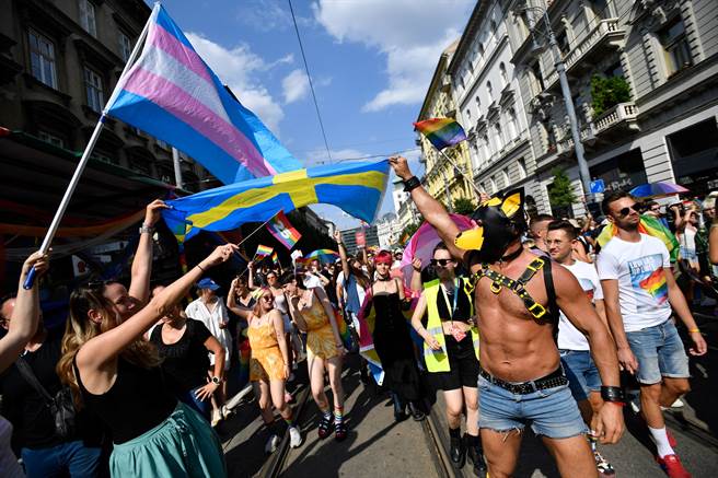 匈牙利成千上万名民眾走上街头，力挺布达佩斯规模最大的同志骄傲游行。(图／路透社)