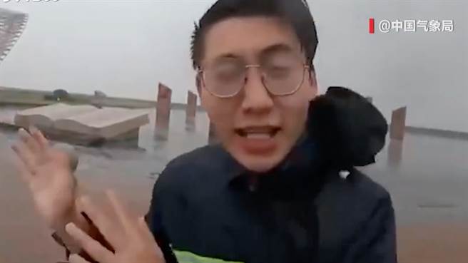 颱风烟花的暴风圈于今日下午进入大陆上海等地，记者敬业的连线播报画面，引起网友热烈讨论。（图／微博＠沸点视频）