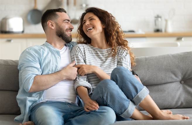 在感情中，狮子白羊、天蝎金牛、射手双子这3组星座配对堪称天生一对，一旦看对眼，就会迅速坠入爱河。（图／Shutterstock）