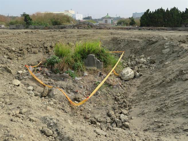 鹿港第一公墓发现许多具歷史价值古墓碑和地下文物，公墓西北侧发现疑似遗址，文化局近日公告徵询厂商 ，进行试掘和探勘计画，以确认考古文化资产价值。（彰化县文化局提供／吴敏菁彰化传真 ）