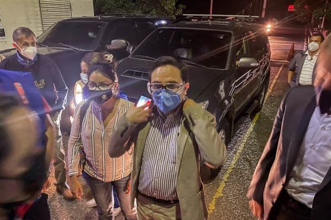 瓜地马拉首席反贪调查官桑多华(中间者)决定逃亡。(图/美联社)