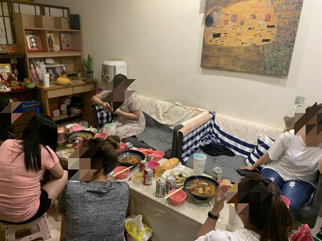 桃園警方昨天晚上查緝9人群聚，依法製單裁罰。（警方提供）