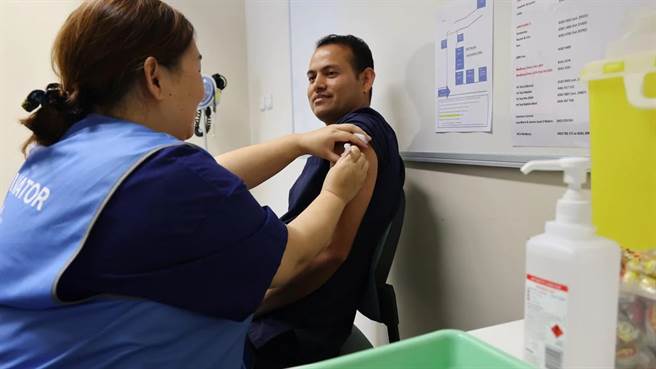 澳洲下修打AZ疫苗的年齡。(圖/美聯社)