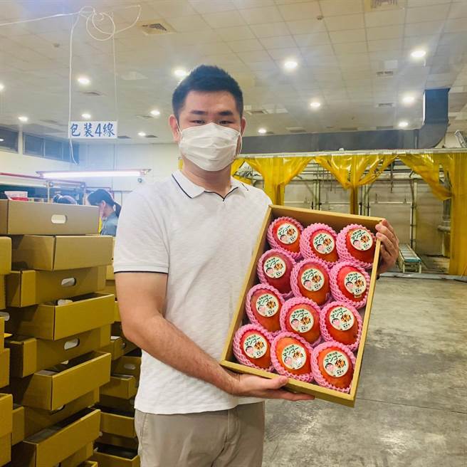 南瀛農產國際行銷公司最後一批外銷日本的芒果，貼上市長黃偉哲Q版貼紙。（余清永提供／張毓翎台南傳真）