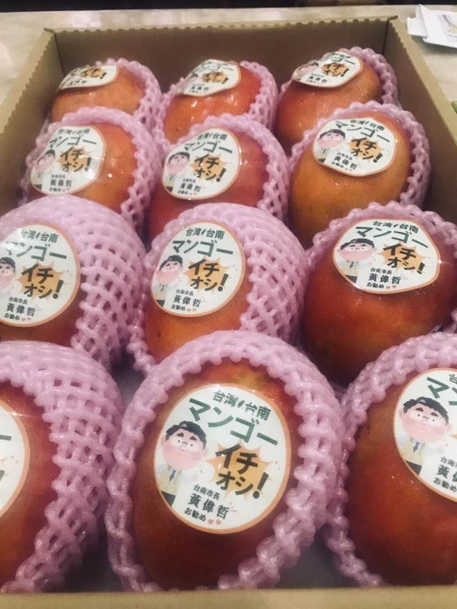 南瀛農產國際行銷公司最後一批外銷日本的芒果，貼上市長黃偉哲Q版貼紙。（余清永提供／張毓翎台南傳真）