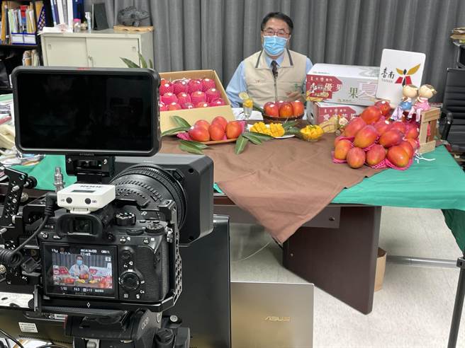 台南市長黃偉哲親力親為，幫助台南芒果爭取更多通路。（台南市政府提供／張毓翎台南傳真）