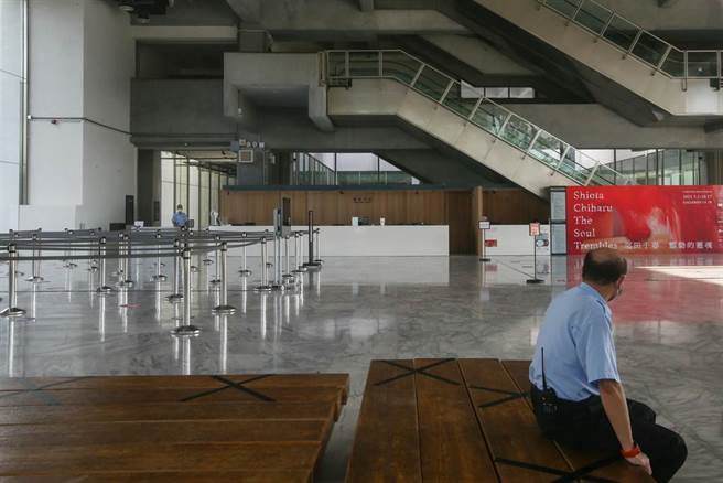 台北市立美術館25日自主閉館一天，由內部工作人員自行消毒，待週一上班後，再進行大清消。（鄧博仁攝）