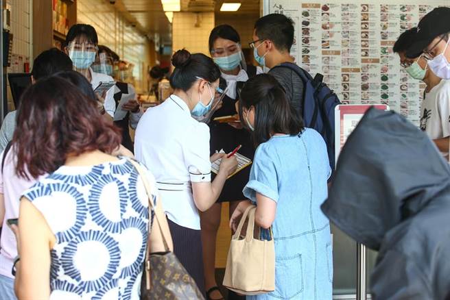 25日是三级警戒降级前最后周日，傍晚知名连锁店外排满了外带的民眾。行政院宣布7月27日降为二级警戒，台北市长柯文哲表示，经与新北市长侯友宜商议后，台北市仍不开放内用群聚吃饭，其余公家场域依照中央原则陆续开放，观察一周后再决定饮食是否解禁。（邓博仁摄）
