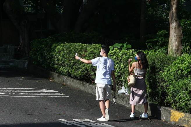 25日是三级警戒降级前最后周日，民眾趁着颱风走后太阳露脸的好天气出外踏青。台北市长柯文哲表示，经与新北市长侯友宜商议后，台北市仍不开放内用群聚吃饭，其余公家场域依照中央原则陆续开放，观察一周后再决定饮食是否解禁，而图书馆、动物园、儿童新乐园则于8月1日陆续开放。（邓博仁摄）
