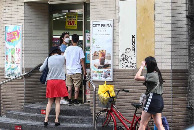 25日是三级警戒降级前最后周日，便利商店外有民眾排队等着扫描登记实联制进入店内。行政院宣布7月27日降为二级警戒，台北市长柯文哲表示，经与新北市长侯友宜商议后，台北市仍不开放内用群聚吃饭，其余公家场域依照中央原则陆续开放，观察一周后再决定饮食是否解禁。（邓博仁摄）
