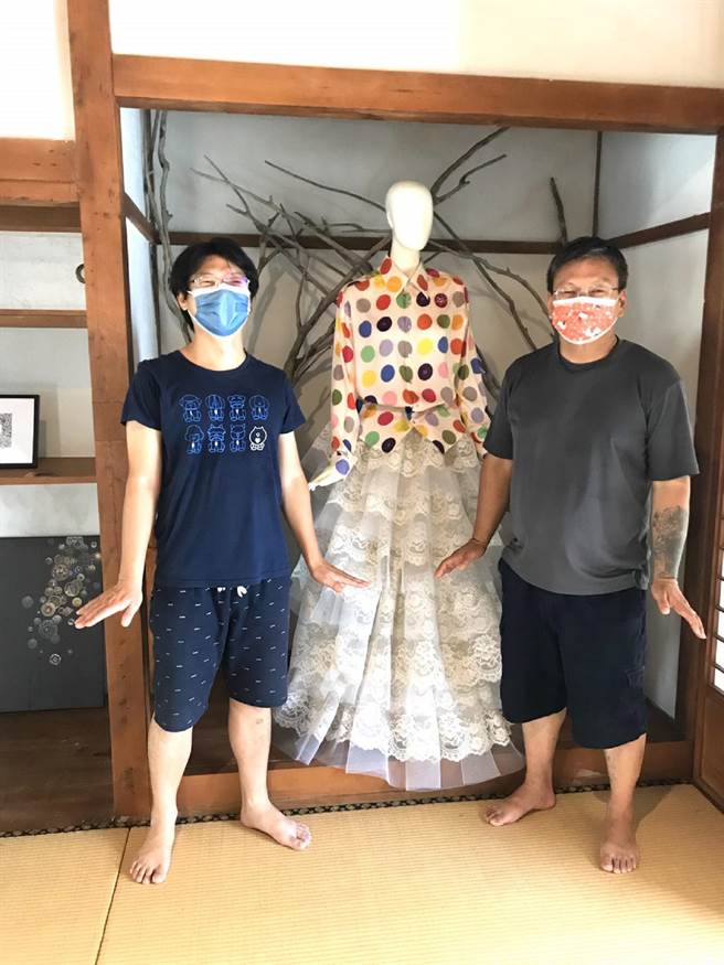 迎接疫情降级，云林县台西乡海口故事屋推出服装设计师林国基创作画展。（丁仁桐提供／张朝欣云林传真）