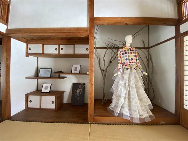 迎接疫情降级，云林县台西乡海口故事屋推出服装设计师林国基创作画展。（丁仁桐提供／张朝欣云林传真）