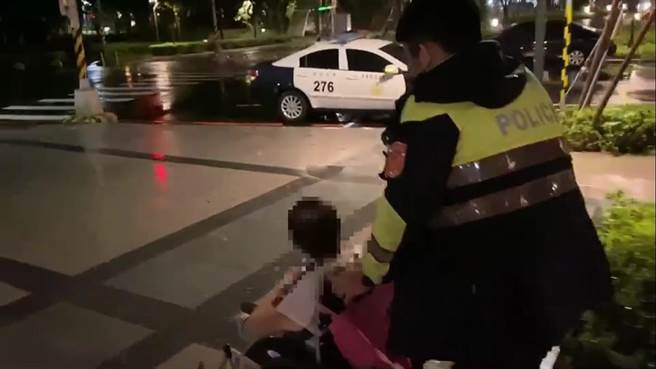 风雨夜中和分局员警护送迷途老妇人回家。（中和分局提供）