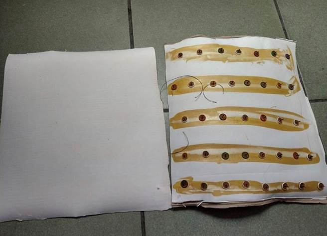 網友在汐止某社區拾獲貼有圖釘的紙張。（翻攝自臉書《汐止集團》）