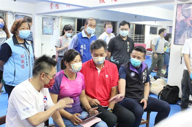 铜牌赛开始，罗嘉翎父母、乡亲全都紧盯着电视，罗嘉翎母亲何千金更是抱着一台IPAD录影，想为女儿纪录精彩一切（戴上容摄）