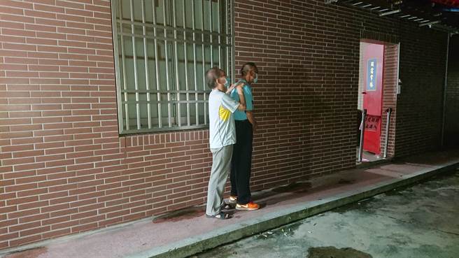 郑怡静父亲跑到庙后偷哭拭泪。（程炳璋摄）