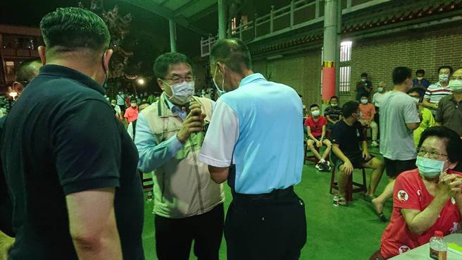 黄伟哲观战两局后提前离去，并向郑父致意。（程炳璋摄）