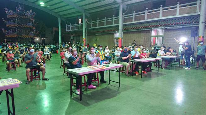 台南市长黄伟哲（前排米黄夹克者）到仁寿宫观战两局，为郑怡静加油。（程炳璋摄）