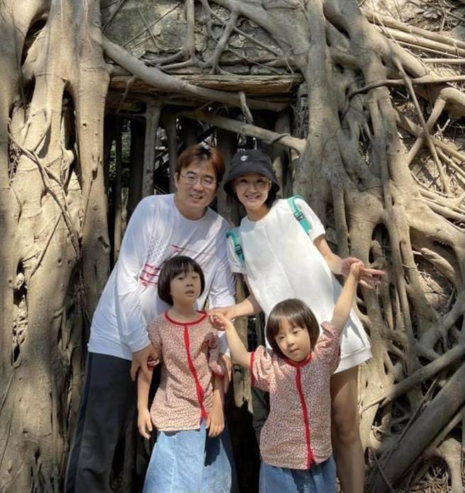 黄雨欣与刘聪达一家四口已许久未享天伦之乐。（摘自黄雨欣脸书）