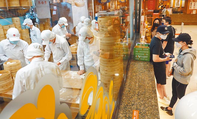 虽然中央宣布727降为二级警戒，但双北仍禁止餐厅内用，知名美食店员工持续赶制小笼包，期待解封的饕客，24日只能在门口等候外带。（姚志平摄）