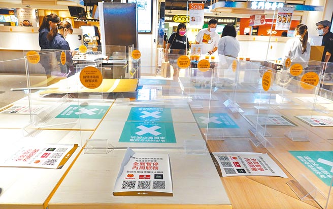 虽然中央宣布727降为二级警戒，但双北仍禁止餐厅内用，百货公司美食街的桌椅与隔板摆放在一隅等待解封。（姚志平摄）