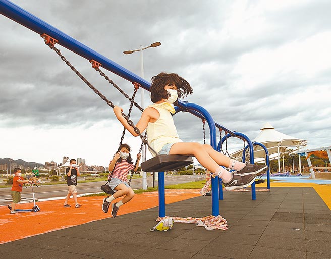 继BNT后，欧盟将批准12-17岁青少年接种美国莫德纳新冠疫苗，而BNT与莫德纳已着手对6个月至11岁大儿童进行测试。图为小朋友24日在台北大佳河滨公园开心盪秋秋，未来他们可望能打疫苗。（陈怡诚摄）